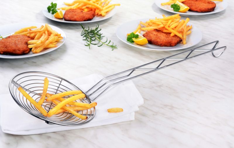 GRÄWE Frittierlöffel Edelstahl – groß mit Hakenstiel