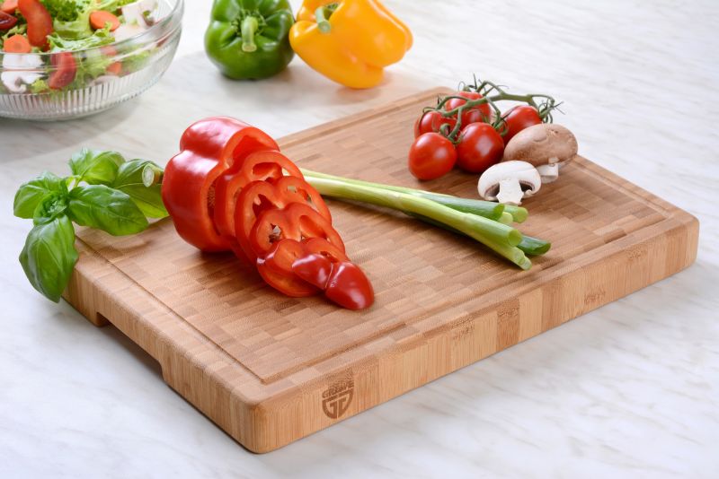 GRÄWE Schneidebrett Bambus groß 40×30 cm – mit Saftrille & Gummifüßen